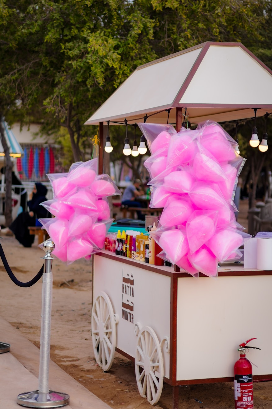 Barraca de pipoca e algodão doce em festa
