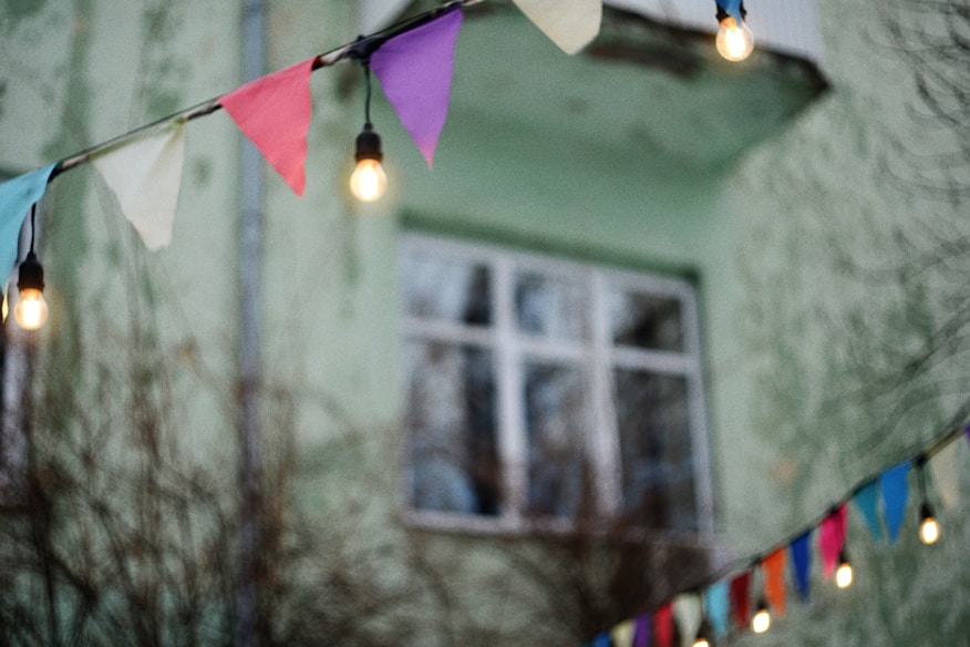Bandeirinhas coloridas e luzes de decoração ao ar livre em festa junina