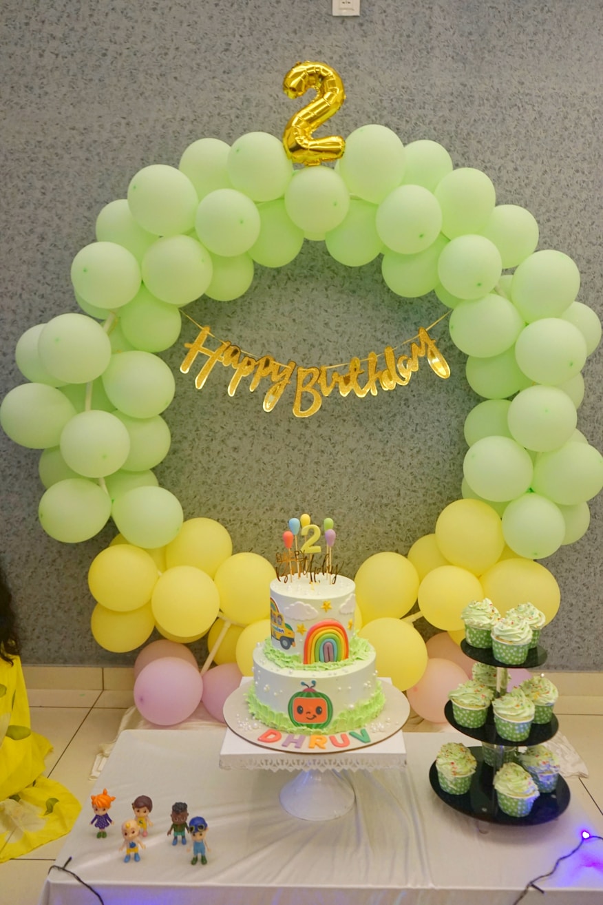 Bolo e cupcakes decorados em mesa de festa infantil temática