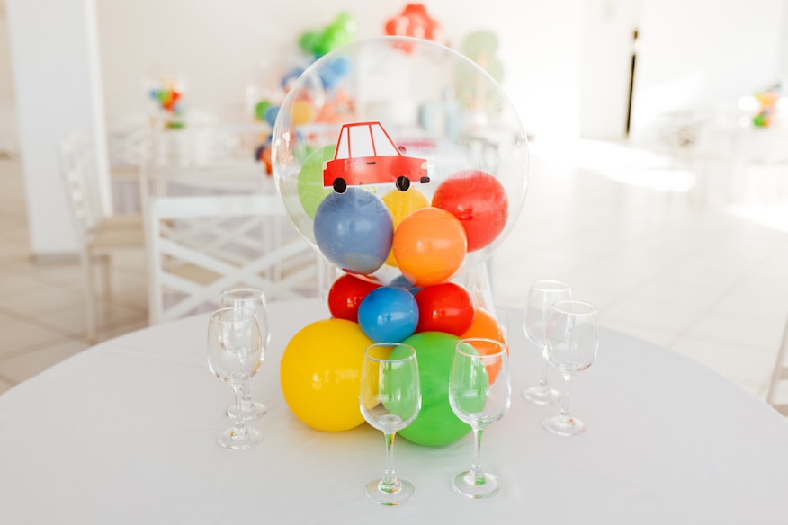 Decoração de festa infantil com balões coloridos e mesa de doces