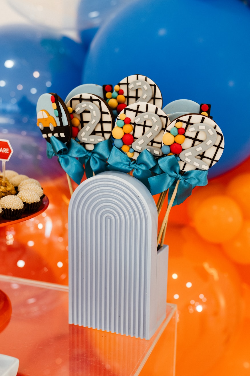 Pirulitos e doces coloridos em decoração de festa infantil