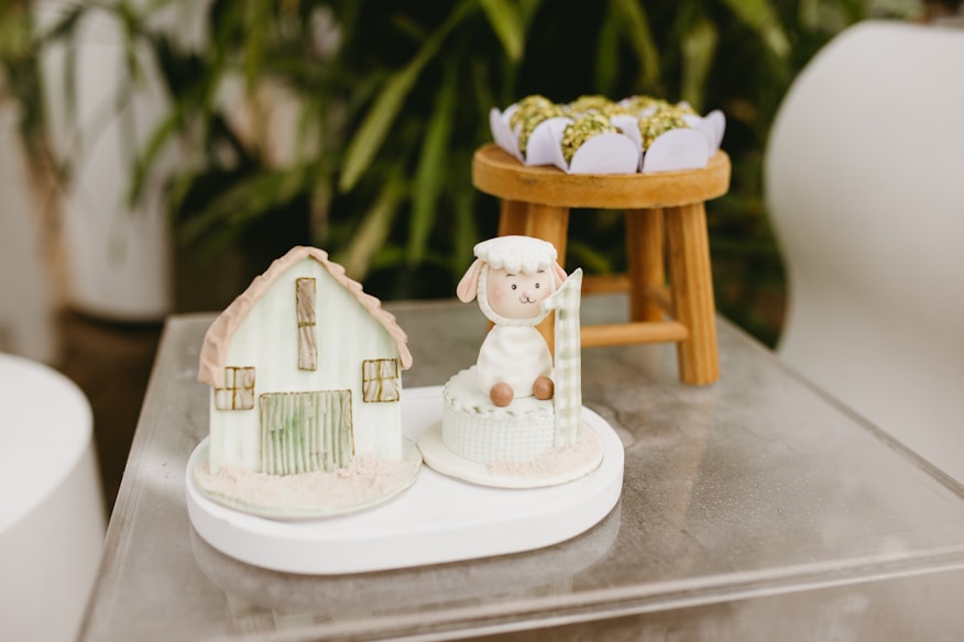 Mesa de doces com decoração rústica de celeiro e figurinos de animais da fazenda para festa infantil