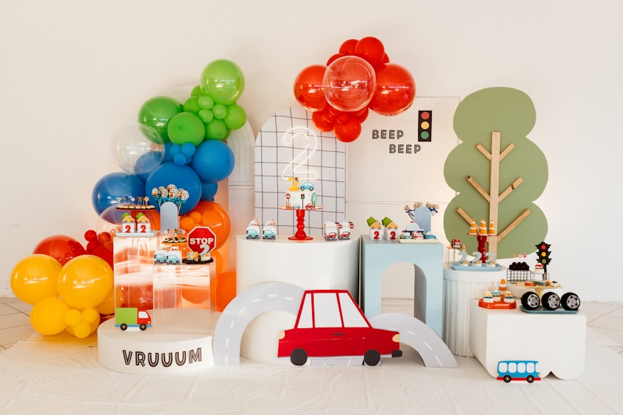 Mesa de festa infantil com decoração colorida e caseira