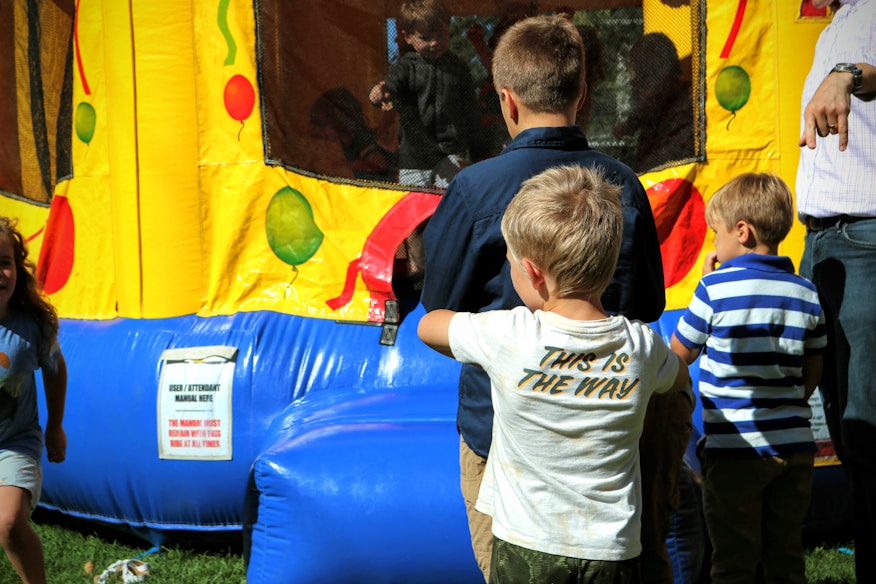 Crianças brincando em festa de aniversário ao ar livre