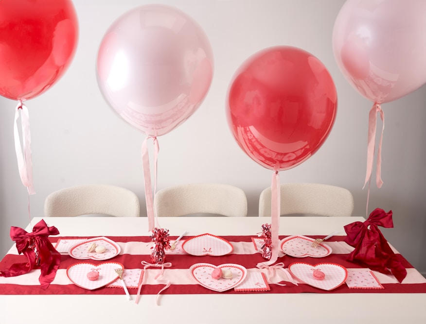 Mesa de festa infantil decorada com balões e pratos coloridos