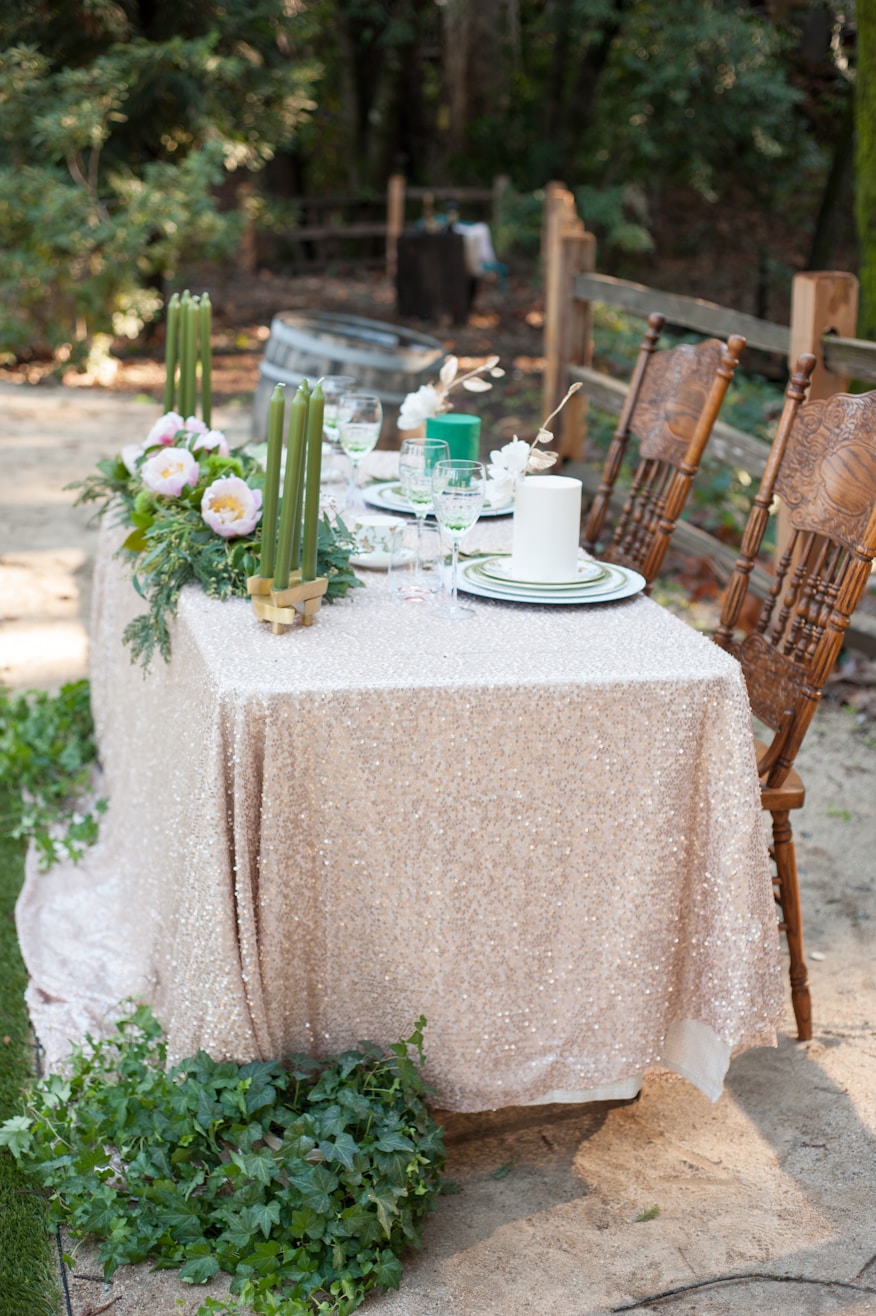 Mesa de festa ao ar livre decorada com arranjos florais e sousplat para festa garden party