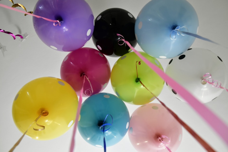 Balões de hélio coloridos flutuando em festa infantil