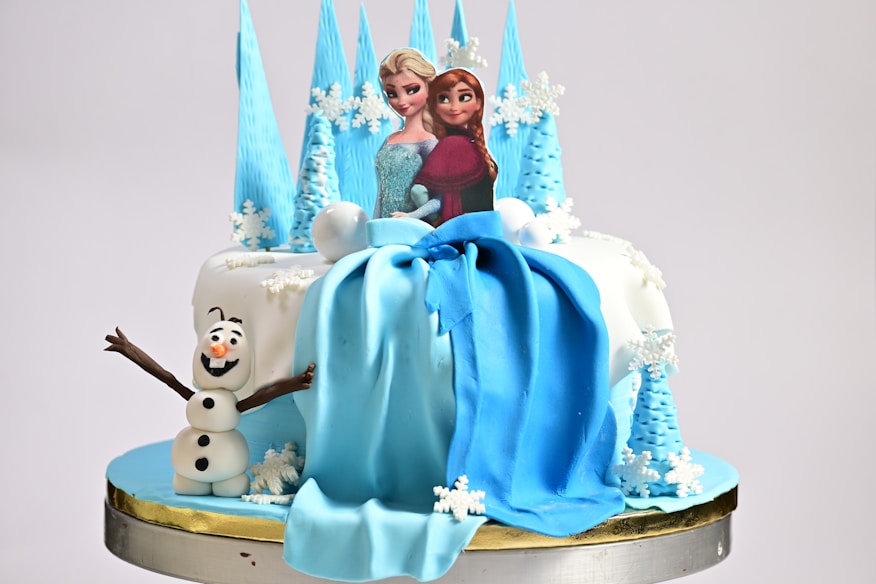 Bolo decorado tema Frozen com detalhes em azul e branco