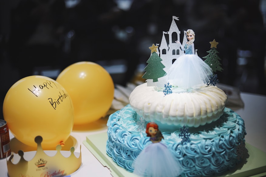 Bolo de festa com cobertura azul e detalhes de inverno