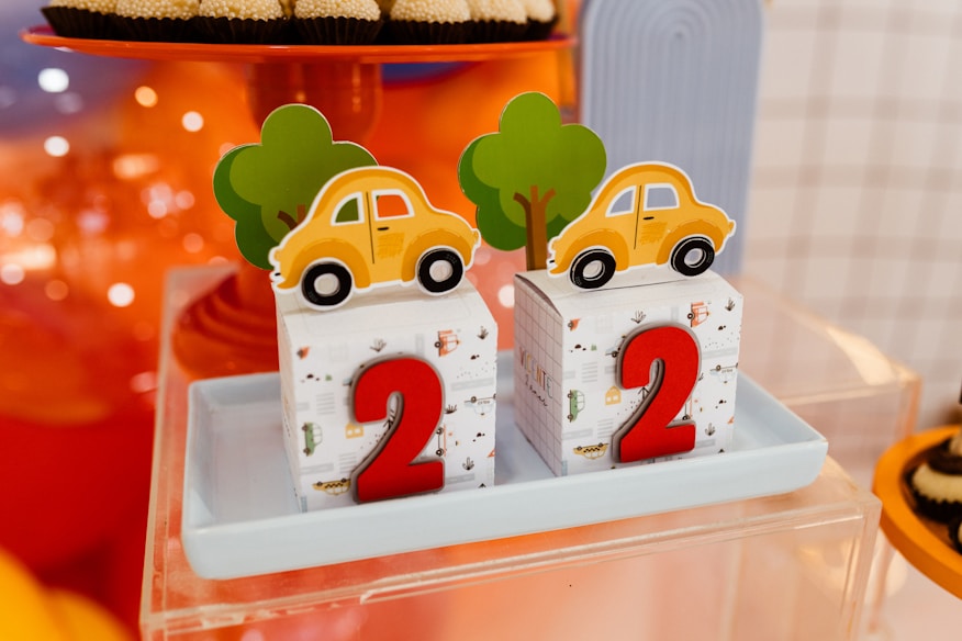 Decoração de aniversário com tema carros e brinquedos para criança