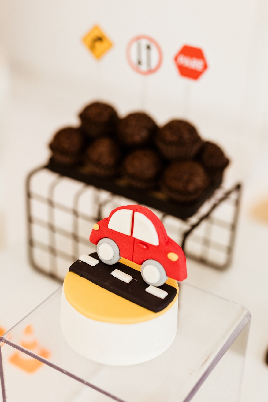 Bolo de festa decorado com tema carros e placas de trânsito