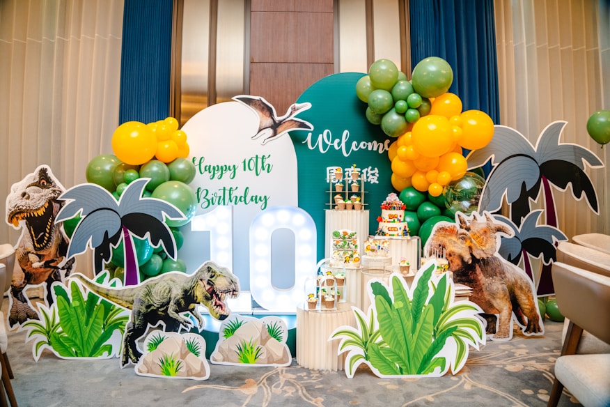 Decoracao de festa infantil com baloes e temas coloridos na mesa principal