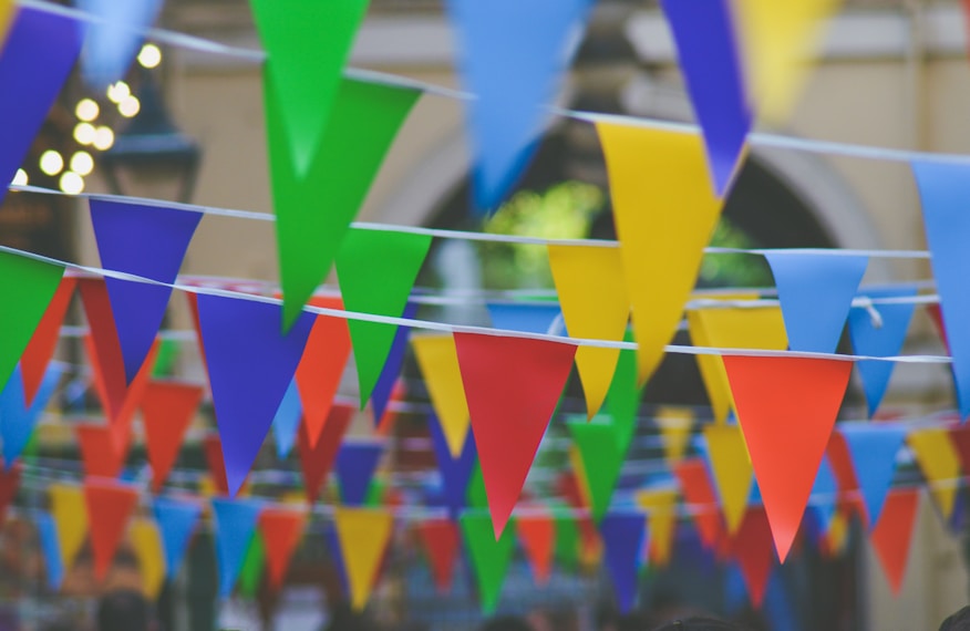 Flâmulas coloridas de festa penduradas ao ar livre