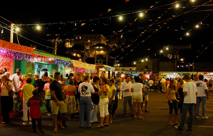 Público reunido em volta de food truck colorido durante evento ao ar livre