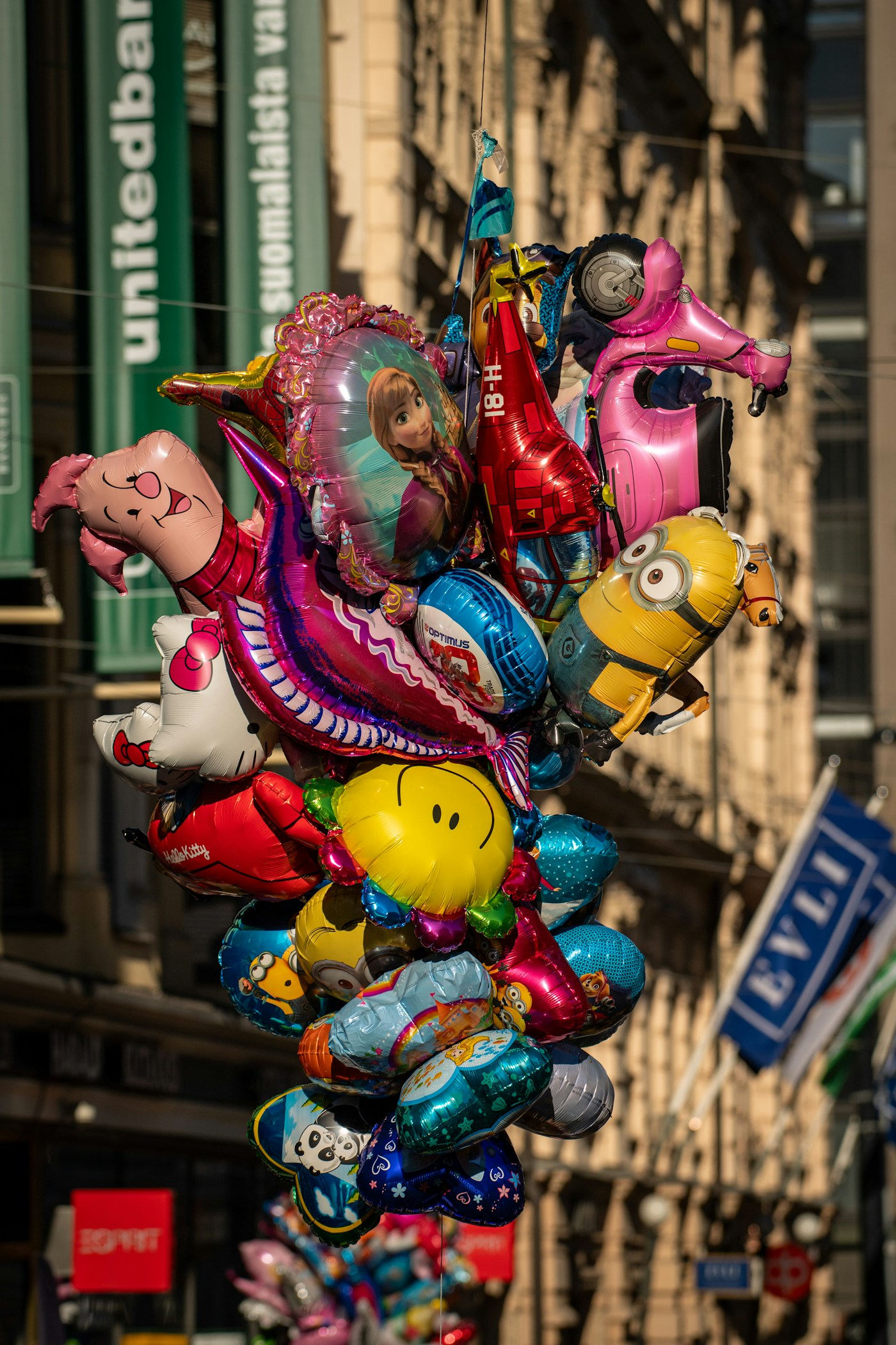 Balões temáticos coloridos em ambiente externo