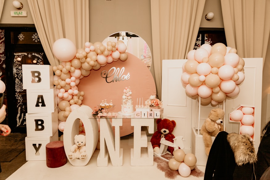 Decoração de mesa de festa com balões e detalhes