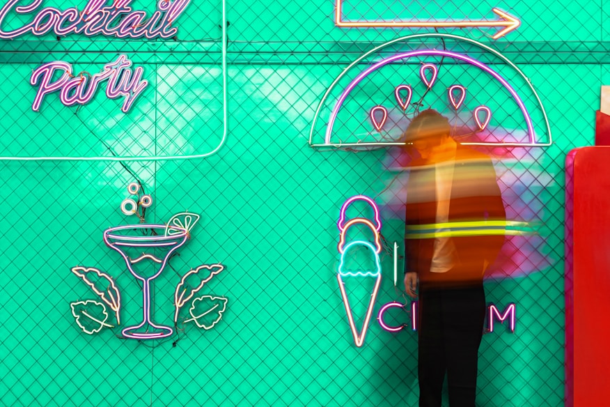 Decoração de festa infantil com painel temático e elementos coloridos